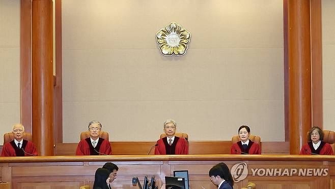 헌재 헌법소원 선고 (서울=연합뉴스) 신준희 기자 = 27일 종로구 헌재에서 김상환 헌법재판소장과 헌법재판관들이 헌법소원 선고를 앞두고 자리에 앉아 있다. 2026.8.27 hama@yna.co.kr
