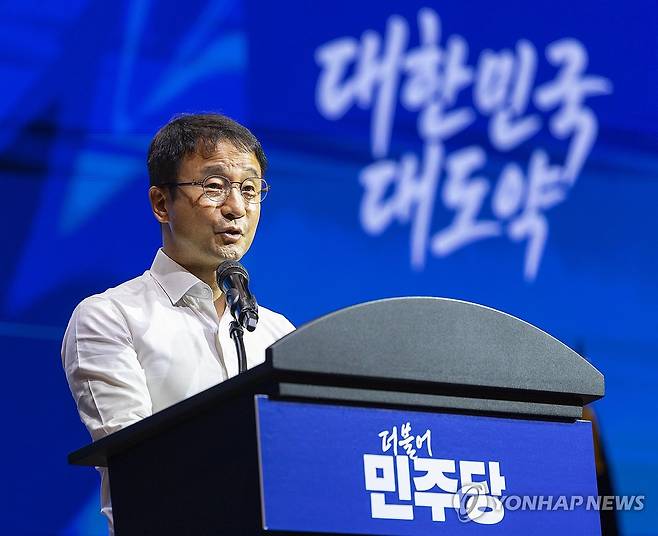 정기국회 대비 워크숍에서 인사말 하는 한병도 원내대표 (영종도=연합뉴스) 황광모 기자 = 더불어민주당 한병도 원내대표가 27일 인천 중구 인스파이어 리조트에서 열린 2026년 정기국회 대비 국회의원 워크숍에서 인사말을 하고 있다. 2026.8.27 hkmpooh@yna.co.kr