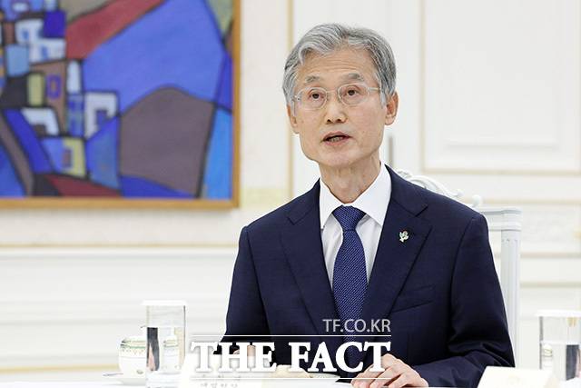 청와대가 손봉기 대법관 후보자에 대한 임명동의안을 국회에 제출하지 않기로 결정한 가운데 더불어민주당이 "국민주권 원리와 적법절차의 원칙을 세우기 위해 불가피한 조치"라고 평가했다. 사진은 지난 6월 8일 오후 청와대에서 열린 4부 요인 회동에서 발언하고 있는 조희대 대법원장. /뉴시스