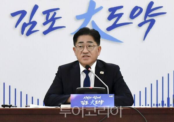 이기형 김포시장이 지난 27일 대통령 주재로 개최된 시·군·구청장 국정설명회에 참석해, 김포의 광역교통망 확충을 건의했다.