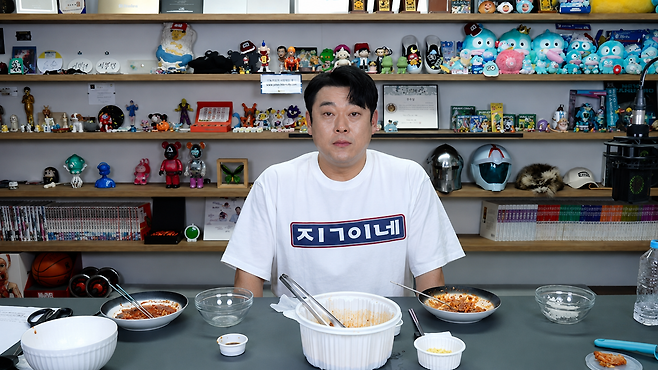 개그맨 이선민이 침착맨 방송에서 금연을 선언하며 현금 3000만원을 지급하겠다는 공약을 내걸었다. 유튜버 ‘침착맨’ 화면