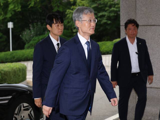 조희대 대법원장이 28일 서울 서초동 대법원으로 출근하고 있다. 연합뉴스