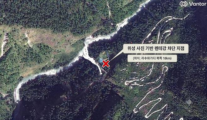 미국 위성영상업체 밴토르(Vantor)가 촬영해 27일(현지시간) 공개한 위성사진에 네팔 바그마티주 라수와 지역 툴로 바르쿠 인근 트리슐리강변을 지나는 파상 라무 고속도로의 모습이 담겨 있다. 사진에는 네팔 국가재난위험경감·관리청이 확인한 라수와가디 국경검문소 북쪽 18㎞ 지점의 렌데강 흐름 차단 구역을 위치 표시로 추가했다. AFP연합뉴스 위성사진 기반 이미지 재가공