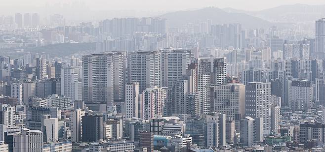 지난 24일 서울 중구 남산에서 바라본 서울시내 아파트의 모습. 윤창빈 기자