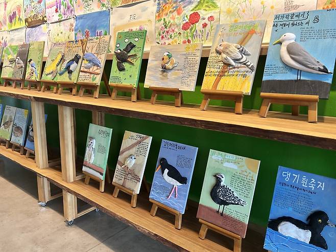 신경아 교사의 미술실에 걸려 있는 학생들 작품. ⓒ신경아 제공