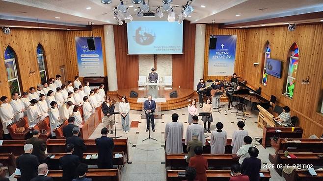 문경시 점촌침례교회 예배당에서 신도들이 예배를 드리고 있다. 1950년대 건립된 석조 예배당은 외관의 고딕풍 아치형 창과 함께 내부에도 스테인드글라스 등 옛 교회건축의 흔적을 간직하고 있으며, 현재까지 실제 예배공간으로 사용되는 살아 있는 근대문화유산이다. 점촌침례교회 제공