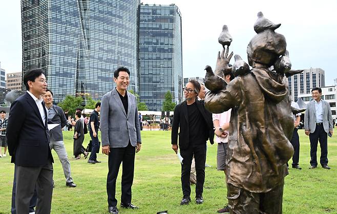 오세훈 서울시장이 29일 오후 열린송현녹지공원에서 '제3회 서울조각페스티벌' 전시작품들을 감상하고 있다.