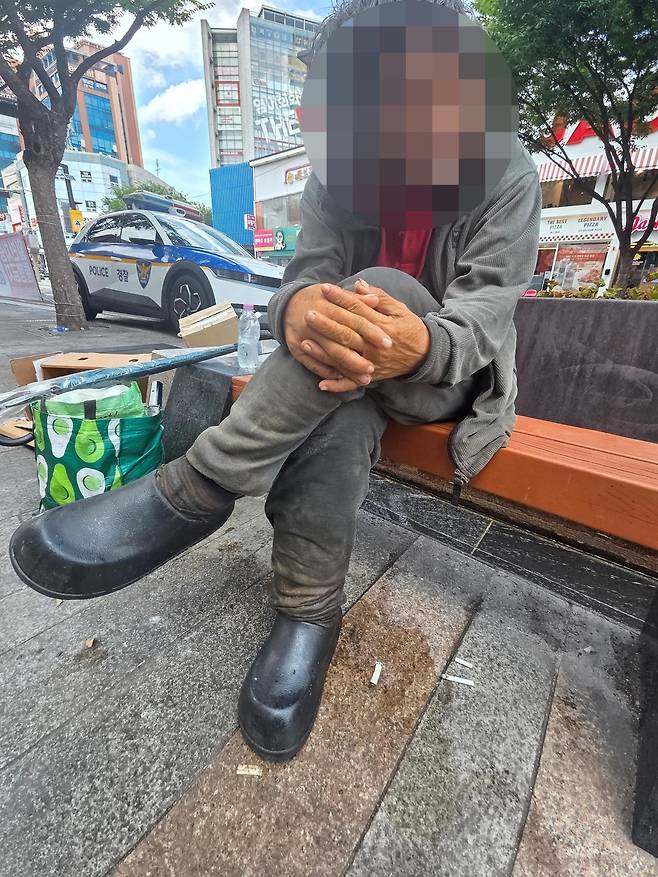 노숙인이 대구 반월당역 인근에 앉아 있는 모습. 다리에 진물이 나서 바닥까지 젖은 상태다. 최성렬 경위 제공