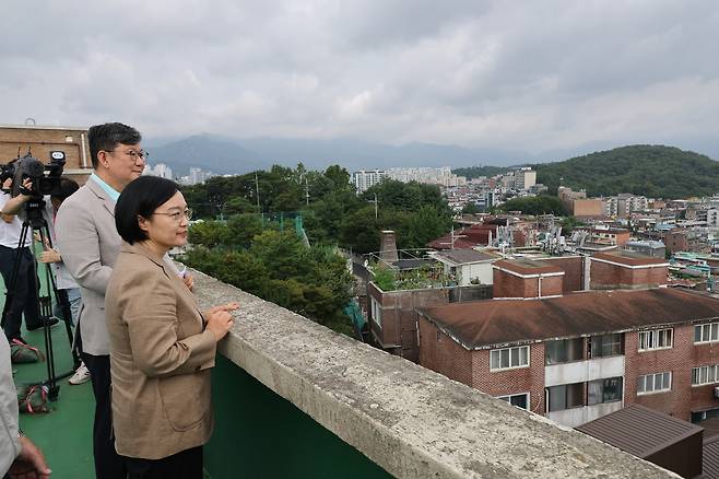 한성숙 국무총리가 29일 서울 민간재개발 사업 현장인 성북구 장위동 장위14 재개발 현장을 시찰하고 있다. 연합뉴스