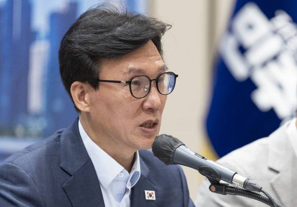 더불어민주당 김민석 대표가 28일 인천시 영종구 인스파이어 리조트에서 열린 최고위원회의에서 발언하고 있다. 연합뉴스