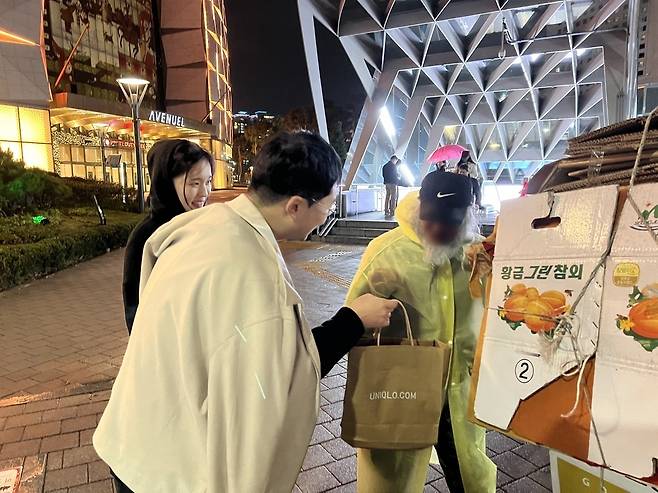 김원태 양수민 부부가 지난 3년간 선한목자젊은이교회의 청년들과 서울 잠실역 인근에서 거리의 노숙인을 만나는 모습. 부부 제공
