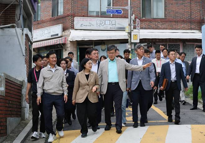 한성숙 국무총리가 김남근 더불어민주당 국회의원(오른쪽), 이승로 성북구청장(왼쪽) 등과 함께 29일 서울 민간재개발 사업 현장인 성북구 장위동 장위14 재개발 현장을 시찰하고 있다. 연합뉴스
