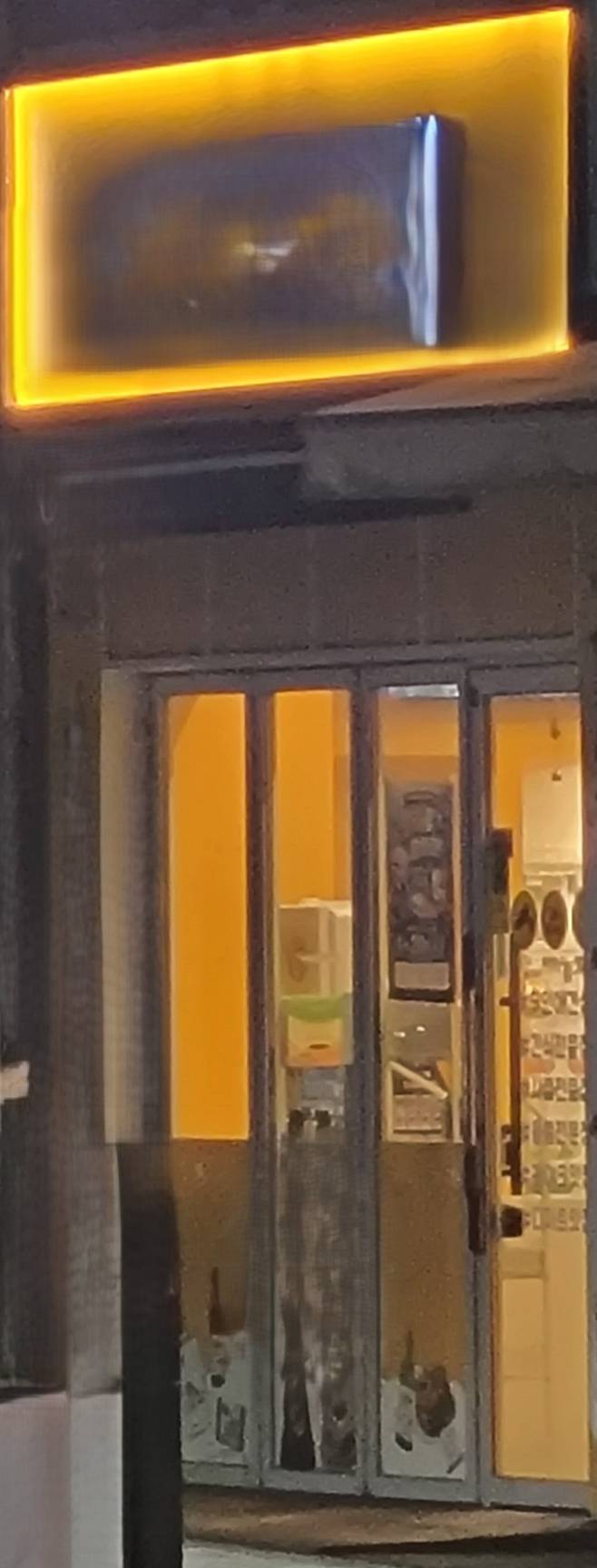 기자가 27일 퇴근길에 촬영한 무인 반려동물용품 가게. 임지훈 기자