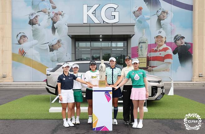 프로골퍼 전예성(왼쪽부터), 이다연, 신다인, 서교림, 방신실, 박현경이 26일 경기 용인 써닝포인트CC에서 열린 ‘제15회 KG 레이디스 오픈 ’ 공식 포토콜에서 포즈를 취하고 있다. 사진 제공=KLPGA