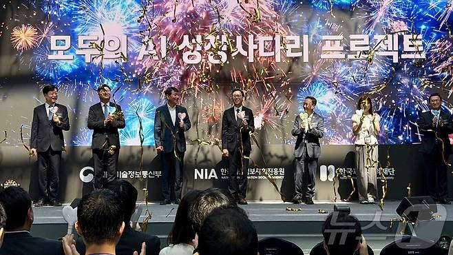 과학기술정보통신부는 3일 국립광주과학관에서 전 국민 AI 활용 역량 및 AI 생태계 조성을 위한 모두의 AI 성장 사다리 프로젝트 출범식을 열었다. 배경훈 부총리 겸 과기정통부 장관, 정준호·조인철·임문영 국회의원 등 참가자들이 선포식을 진행하고 있다. ⓒ 뉴스1 이기범 기자