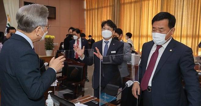 2021년 10월20일 경기도청에서 열린 국회 국토교통위원회 국정감사에서 이재명 당시 경기도지사가 홍지선 당시 경기도 도시주택실장으로부터 의원 질의와 관련한 설명을 듣고 있다. 국회사진기자단