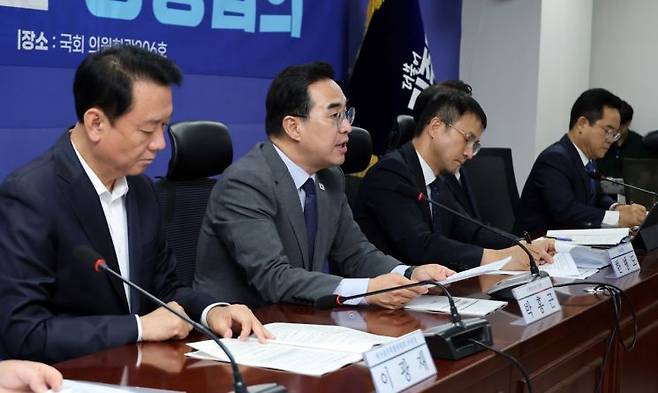 박홍근 기획예산처 장관이 25일 국회 의원회관에서 열린 2027년 예산안 당정 협의에서 발언하고 있다. 왼쪽부터 국회 이광재 예결위원장, 박 장관, 더불어민주당 한병도 원내대표. 2026.8.25 연합뉴스
