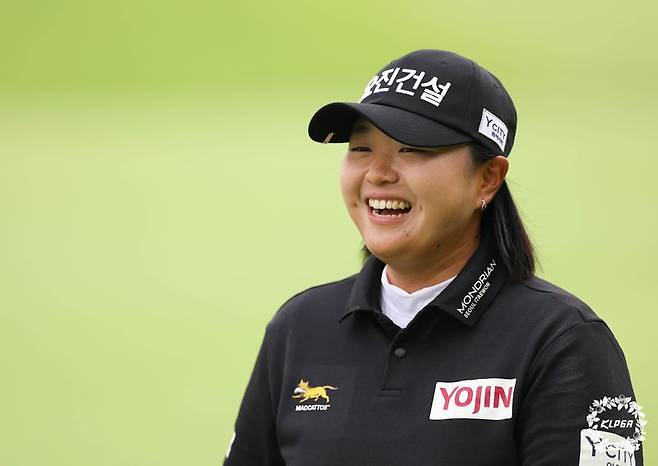 골퍼 신다인이 30일 경기도 용인시에 위치한 써닝포인트 컨트리클럽에서 열린 '제15회 KG 레이디스 오픈' 최종 라운드 3번홀에서 버디로 홀아웃을 한 후 미소짓고 있다.KLPGA 제공