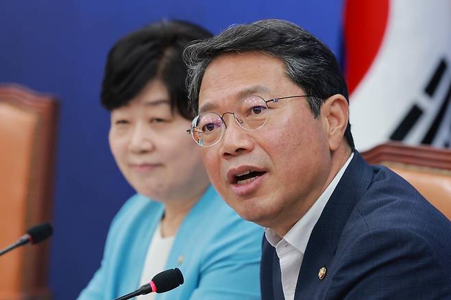 법무부 장관 후보자로 지명된 김승원 더불어민주당 의원이 30일 국회 법제사법위원회 사법부 현안 관련 기자회견에서 취재진 질문에 답하고 있다. 연합뉴스