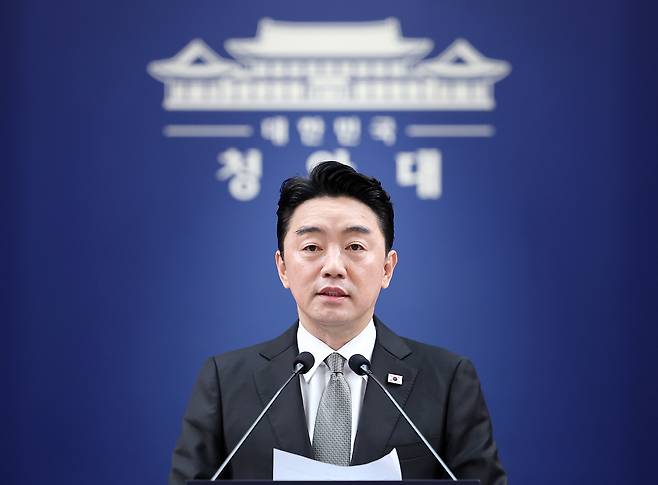강훈식 비서실장이 30일 청와대 춘추관에서 인사 관련 브리핑을 하고 있다. 연합뉴스