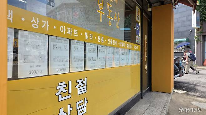 30일 인천 미추홀구 용현동 인하대학교 후문 주택가에 있는 공인중개사사무소에 월세 매물 광고가 걸려 있다. 박지수기자