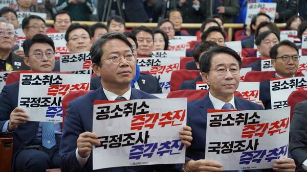 ▲김승원 법무부장관 후보자가 2026년 2월23일 이재명 대통령 공소취소모임 공동대표로써 공소취소 즉각 추진 구호가 담긴 팻말을 들고 있다. 사진=김승원 페이스북