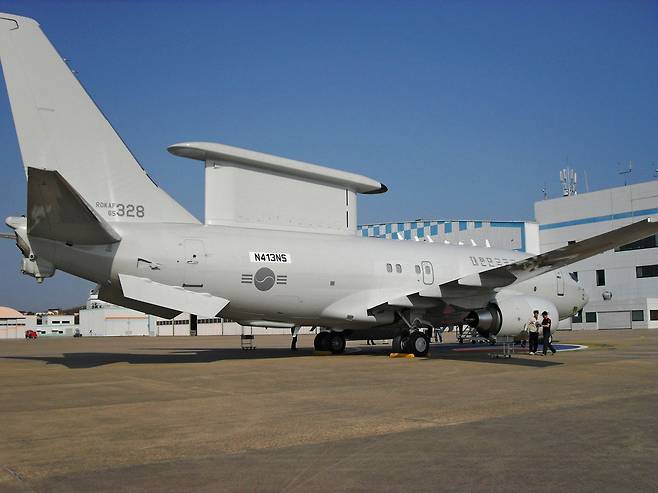공군 E-737 공중조기경보통제기가 격납고 앞에 주기되어 있다. 세계일보 자료사진