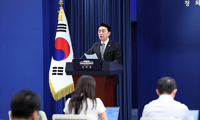 브리핑 하는 강훈식 강훈식 대통령 비서실장이 30일 청와대 춘추관에서 인사 관련 브리핑을 하고 있다. 청와대는 이날 재정경제부·국토교통부·중소벤처기업부·국방부·법무부·성평등가족부 6개 부처의 장관을 교체하는 ‘중폭 개각’을 단행했다. 연합뉴스