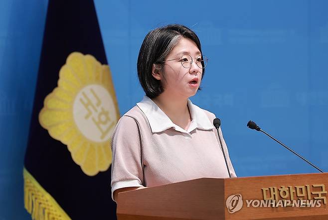 기본소득당 용혜인 의원, '소규모 집회 신고 없이 개최' 집시법 개정안 발의 (서울=연합뉴스) 신현우 기자 = 기본소득당 용혜인 의원이 6일 국회 소통관에서 참여연대와 함께 소규모 집회는 경찰청에 신고하지 않고 개최할 수 있는 내용을 담은 집회 및 시위에 관한 법률 개정안 발의 기자회견을 하고 있다. 2026.8.6 nowwego@yna.co.kr