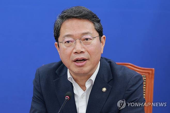 법무장관 후보자에 민주당 김승원 의원 (서울=연합뉴스) 신현우 기자 = 법무부 장관 후보자로 지명된 더불어민주당 김승원 의원이 30일 국회에서 사법부 현안 관련 기자회견에서 취재진 질문에 답하고 있다. 2026.8.30 nowwego@yna.co.kr