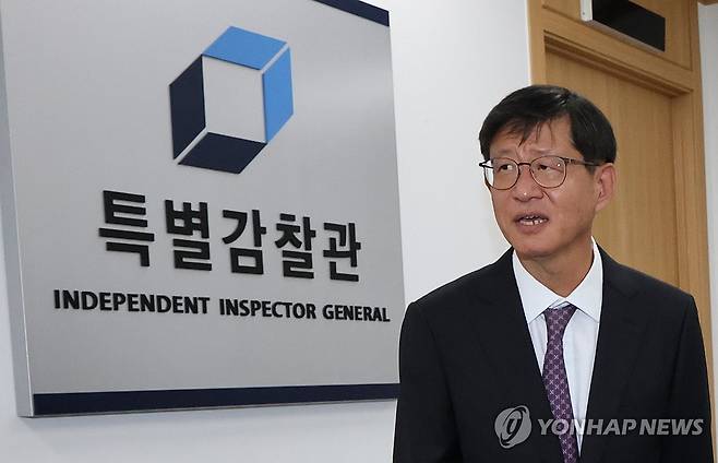 출근하는 최길수 특별감찰관 후보자 (서울=연합뉴스) 이진욱 기자 = 25일 최길수 특별감찰관 후보자가 인사청문회 준비단이 마련된 서울 종로구 특별감찰관 사무실로 들어서고 있다. 2026.8.25 cityboy@yna.co.kr