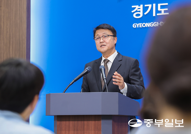 주형철 경기도 경제부지사가 31일 경기도청에서 열린 재정위기 극복 전략 TF 결과보고 기자회견을 하고 있다. 임채운기자