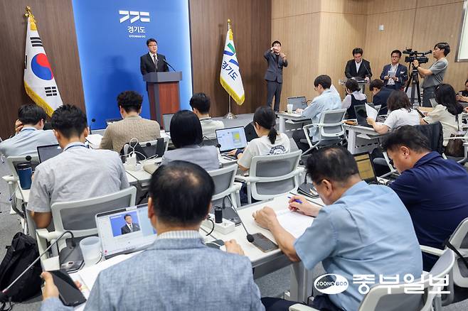 주형철 경기도 경제부지사가 31일 오후 수원시 영통구 경기도청 브리핑룸에서 재정위기 극복 전략 TF 결과 보고 기자회견을 열고 세입 확충과 세제 개편 방안을 발표하고 있다. 임채운기자