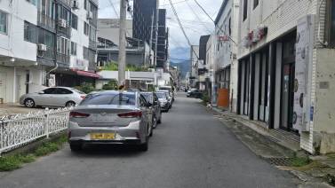 30일 오전 전남광주 남구 봉선동 상가 밀집지역 일대 도로 곳곳에 불법주차 차량들이 줄지어 서 있다. /윤태민 기자 ytm@namdonews.com