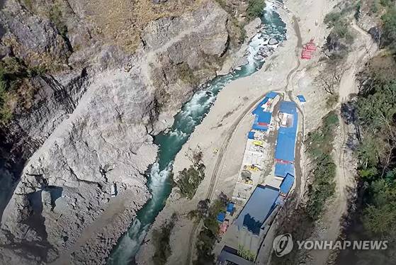 두산에너빌리티가 2023년 홍보 영상을 통해 소개한 네팔 어퍼트리슐리(UT)-1 수력발전소 건설 현장 일대 모습. 두산에너빌리티는 발전소의 설계·조달·시공(EPC) 공사를 수행 중이다. 〈사진=두산에너빌리티 TV 유튜브 캡처〉