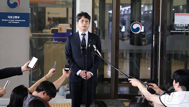 홍지선 국토교통부 장관 후보자가 31일 세종시 정부세종청사로 출근하며 취재진에게 장관 지명에 관한 소외를 밝히고 있다. 2026.8.31 ⓒ 뉴스1 김기남 기자