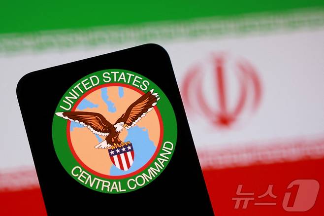 미 중부사령부(CENTCOM) 로고와 이란 국기 ⓒ 로이터=뉴스1