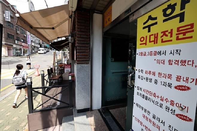 우리나라 조기교육의 문제는 이러한 생물학적 발달단계를 거꾸로 접근하는 경우가 흔하다는 것이다. 사진은 서울 강남 대치동학원가 골목. 윤운식 선임기자 yws@hani.co.kr
