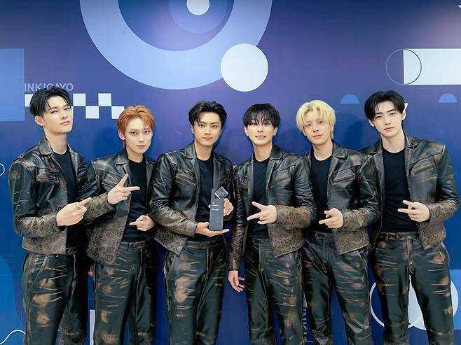 보이그룹 엔하이픈. 왼쪽부터 니키, 제이크, 성훈, 정원, 선우, 제이. 빌리프랩