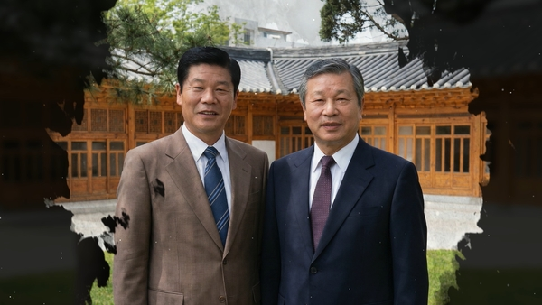 인공지능(AI)으로 재현된 최종건 창업회장과 최종현 선대회장 - SK그룹은 최종건(왼쪽) 창업회장과 최종현 선대회장이 구성원들에게 전하는 메시지를 담은 5분 분량의 인공지능(AI) 제작 영상을 지난 4월 13일부터 서울 종로구 SK서린빌딩 1층 미디어월을 통해 상영 중이라고 14일 밝혔다. SK 제공
