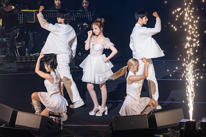 전유진의 빛나는 여름..팬 콘서트 '트웬티원' 대성황
