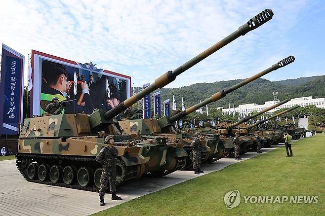 위용 드러낸 K9자주포 (계룡=연합뉴스) 이주형 기자 = 국방부는 건군 77주년을 맞아 국군이 보유한 유·무인 복합체계 신무기를 공개했다. 사진은 지난달 29일 국군의날 미디어데이 행사에서 공개된 K9자주포. 2025.10.1 coolee@yna.co.kr