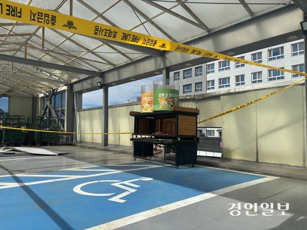 지난 달 수원시 호매실동의 한 마트 4층 주차장에서 20대 운전자가 몰던 셀토스 차량이 외벽을 뚫고 추락하는 사고가 발생했다. 2026.8.13 /이영지기자 bbangzi@kyeongin.com