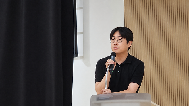하정우 국가인공지능전략위원회 상근부위원장은 지난달 25일 서울 마포중앙도서관 마중홀에서 대한출판문화협회가 개최한 특별강연 ‘AI 시대, 대체불가 대한민국 AI 전략과 출판산업의 변화 방향-출판산업은 무엇을 준비해야 하는가’에서 국가 AI 전략과 출판산업의 대응 방향을 함께 짚었다. (사진=테크42)
