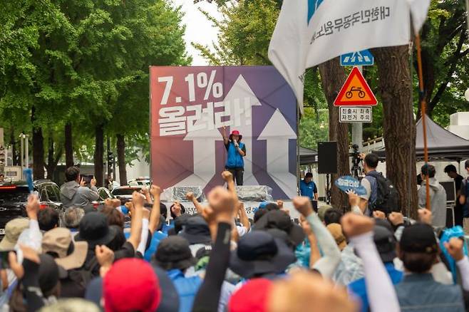 지난 21일 정부서울청사 앞에서 진행한 공무원 임금 인상 쟁취 2차 간부결의대회에서 공노총 소속 전국시군구공무원들이 시위를 벌였다. 공노총