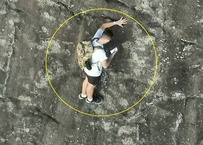 절벽에서 구조를 기다리는 남성. 폭스뉴스·화이트 카운티 공공 안전국