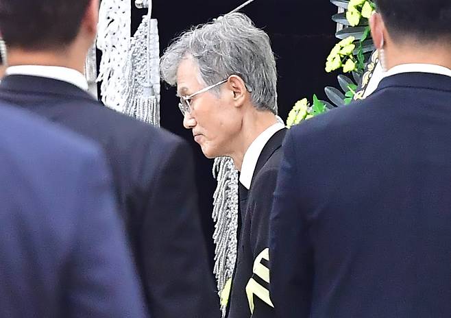 조희대 대법원장이 31일 오후 부친의 빈소가 마련된 포항성모병원 장례식장에서 조문을 마친 강훈식 대통령실 비서실장과 인사를 나누고 있다. /뉴스1