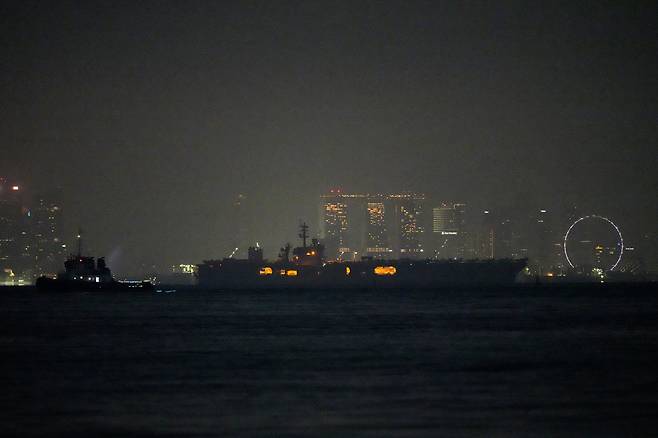 미 해군 항공모함 에이브러햄 링컨함이 지난달 30일 싱가포르 인근을 지나는 모습./AP 연합뉴스