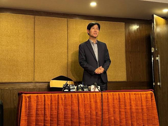 박재경 신임 네팔 대사가 31일 네팔에 도착해 업무 계획을 설명하고 있다. 정봉비 기자