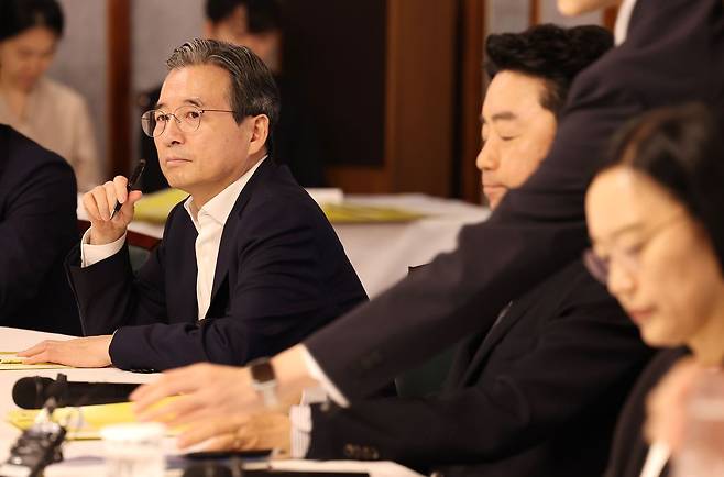 김용범 청와대 정책실장(왼쪽)이 지난달 23일 서울 종로구 삼청동 총리공관에서 열린 고위당정협의회에 참석해 자리하고 있다. 김 실장은 지난달 31일 사의를 표명했고, 이재명 대통령은 1일 이를 수리했다. 연합뉴스